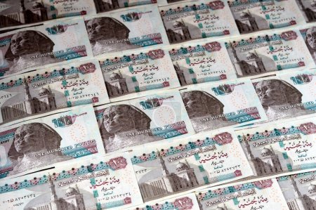 Empilement de monnaie égyptienne de 100 LE EGP cent livres égyptiennes factures, dépenses, donner et utiliser le concept de l'argent, payer et acheter en utilisant des billets de banque avec la mosquée Sultan Hassan et le Sphinx