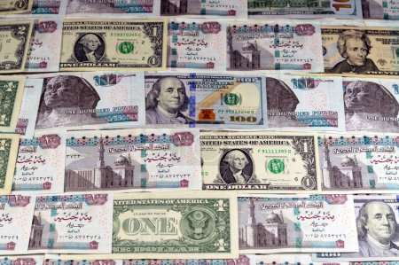 Los billetes en moneda egipcia de 100 EGP LE billete de cien libras y USD en efectivo estadounidense de billetes de dólares, los tipos de cambio de Egipto y Estados Unidos de América, la inflación y el concepto de economía