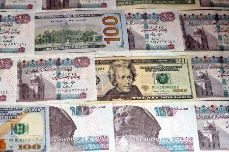 Les billets de banque égyptiens de 100 EGP LE billet de cent livres et USD espèces américaines de billets de dollars, taux de change de l'Egypte et des États-Unis d'Amérique, concept d'inflation et d'économie