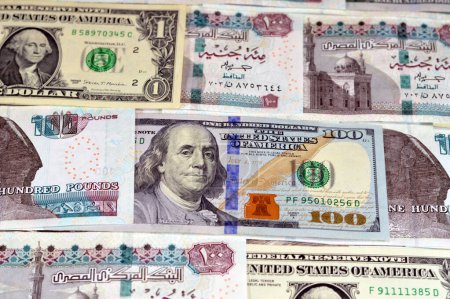 Die ägyptischen Geldscheine von 100 EGP LE 100-Pfund-Schein und USD American Cash of Dollar-Scheine, Geldwechselkurse Ägyptens und der Vereinigten Staaten von Amerika, Inflation und Wirtschaftskonzept