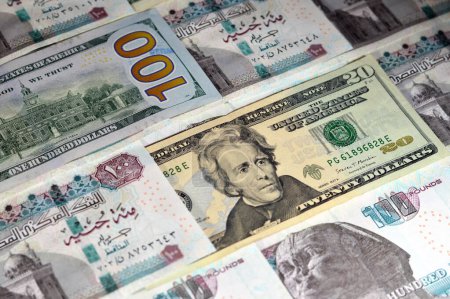 Die ägyptischen Geldscheine von 100 EGP LE 100-Pfund-Schein und USD American Cash of Dollar-Scheine, Geldwechselkurse Ägyptens und der Vereinigten Staaten von Amerika, Inflation und Wirtschaftskonzept