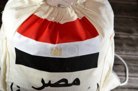 Traduction de l'arabe (Egypte, loterie de pèlerinage) Ihram vêtements Ahram avec le drapeau égyptien, porté par le peuple musulman pendant un état d'Iram, pendant l'un des pèlerinages islamiques, Hadj et Umrah
