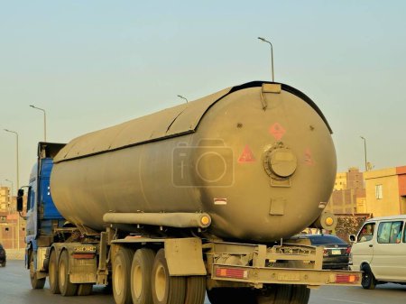 Foto de Giza, Egipto, 17 de mayo de 2024: Un camión grande con un tanque de contenedores con productos derivados del petróleo, un camión en la carretera con un contenedor en el que entrega los productos a la gasolinera - Imagen libre de derechos