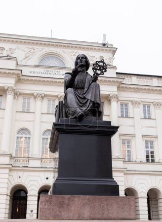 Téléchargez les photos : Statue Nicolaus Copernicus ou Mikolaj Kopernik, monument réalisé par le sculpteur Bertel Thorvaldsen en 1822. Polymath Renaissance, mathématicien polonais, astronome. Varsovie, Pologne : 29 janvier 2023. Vertical - en image libre de droit