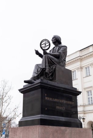 Téléchargez les photos : Statue Nicolaus Copernicus ou Mikolaj Kopernik, monument réalisé par le sculpteur Bertel Thorvaldsen en 1822. Polymath Renaissance, mathématicien polonais, astronome. Vertical Varsovie, Pologne : 29 janvier 2023 - en image libre de droit