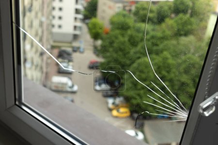 Grieta, vidrio roto en una ventana de doble acristalamiento debido a defectos de fabricación en el edificio, casa. Garantía Fabricantes Productos defectuosos. Garantía. Plano Horizontal. Primer plano. Foto de alta calidad