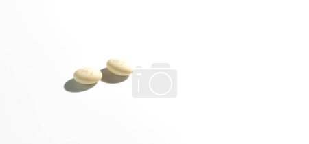 Pilule de progestérone isolée de bannière, capsule pendant la grossesse sur fond blanc. La dose de médicaments traite le cycle menstruel irrégulier, empêche l'épaississement de la muqueuse de l'utérus, Espace de copie horizontal