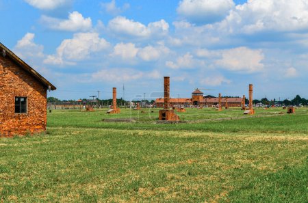 Auschwitz, Birkenau, Polonia 15 de agosto de 2019: escombros y ruinas antiguas de edificios en el campo de concentración, memorial del Holocausto