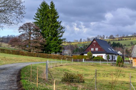 paysage rural avec une maison et une clôture
