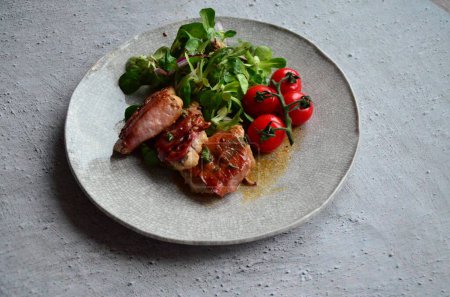 schöne helle Hintergrund von gegrilltem Fleisch auf Salat, gesunde traditionelle leichte Mahlzeit