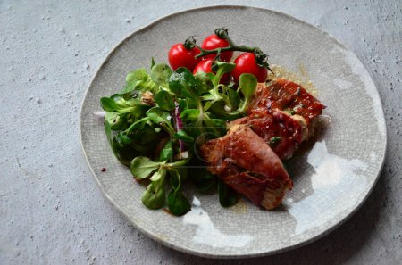 Foto de Hermoso fondo claro de carne a la parrilla en ensalada, comida ligera tradicional saludable - Imagen libre de derechos