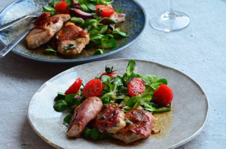 magnifique arrière-plan de nourriture servie dans une assiette rustique, cuisine italienne, veau saltimbocca, salade mixte, vue rapprochée,