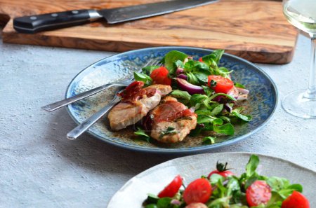 Téléchargez les photos : Magnifique arrière-plan de nourriture servie dans une assiette rustique, cuisine italienne, veau saltimbocca, salade mixte, vue rapprochée, - en image libre de droit