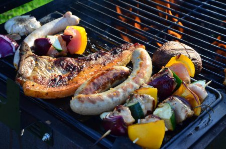 viande et légumes grillés sur le barbecue