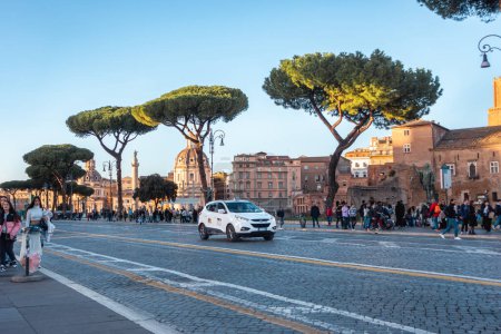 Téléchargez les photos : Rome, rue avec taxi, touristes et monuments. Imperial Forums rue, Via dei Fori Imperiali. Italie - en image libre de droit