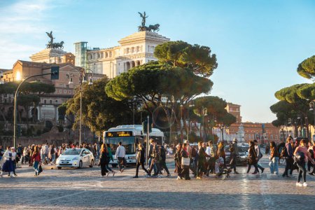 Téléchargez les photos : Rome, rue avec personnes, bus et taxis, Via dei Fori Imperiali avec touristes (rue des Forums Impériaux). Rome, Italie - en image libre de droit