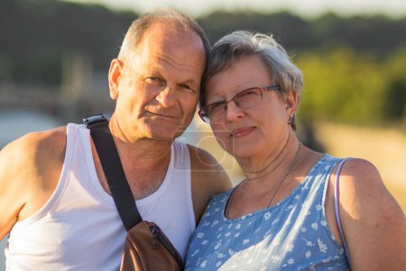 Glückliche Senioren, die auf den Straßen der Prager Altstadt spazieren gehen. Lächelnde ältere Eheleute, die in den Sommerferien verreisen. Aktive Senioren und Reisekonzept. Lebensstil.