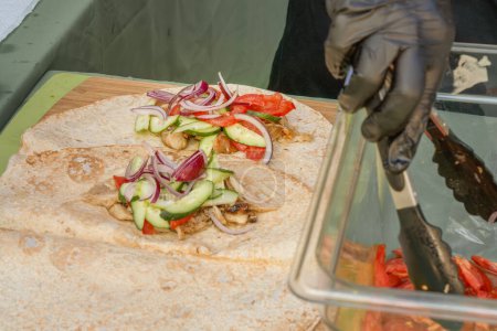 Téléchargez les photos : Cuisson shawarma sur la table dans un café de rue. restauration rapide - en image libre de droit