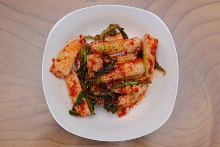 Foto de Delicioso kimchi de rábano condimentado con chile picante en polvo - Imagen libre de derechos