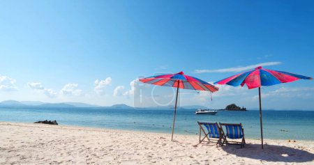 Téléchargez les photos : Vue sur l'océan bleu plage de sable blanc nature île tropicale. Petites chaises de plage sauvages relaxantes. paysage île. Fond marin à Phuket Andaman océan - en image libre de droit