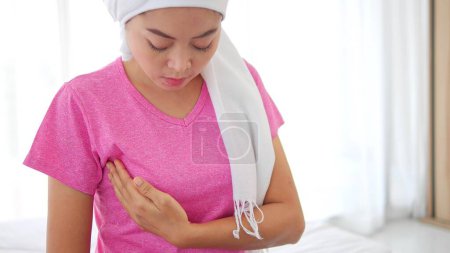 Téléchargez les photos : Les patientes atteintes de cancer du sein tiennent leurs seins, ressentent la douleur et combattent le cancer du sein. Mois de sensibilisation au cancer du sein, Soins de santé, concept de journée mondiale du cancer - en image libre de droit