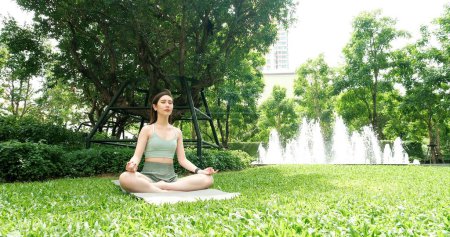 Téléchargez les photos : Asiatique attrayant jeune femme ont un beau corps, Jouer au yoga dans une posture élégante, dans le parc vert, concept de loisirs et de soins de santé concept - en image libre de droit