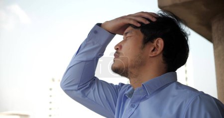 Téléchargez les photos : Homme d'affaires asiatique déprimé stressé par le travail. anxiété chez l'adulte cause de dépression et un problème dans la vie qui vous traînent vers le bas à se sentir tristesse, solitaire et inquiet - en image libre de droit