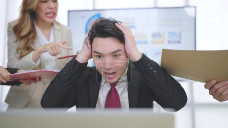 Téléchargez les photos : Jeune homme d'affaires asiatique de travail se sent furieux stressé, ayant des problèmes au travail et en colère bouleversé - en image libre de droit