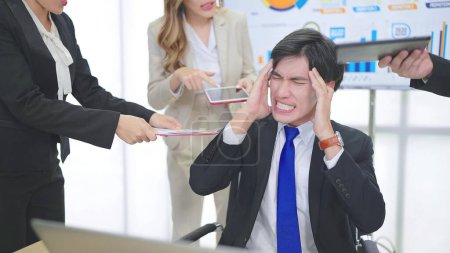 Téléchargez les photos : Jeune homme d'affaires asiatique de travail se sent furieux stressé, ayant des problèmes au travail et en colère bouleversé - en image libre de droit