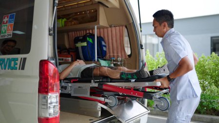 Foto de Los paramédicos sacaron a la persona herida de la ambulancia cuando llegaron al hospital. - Imagen libre de derechos