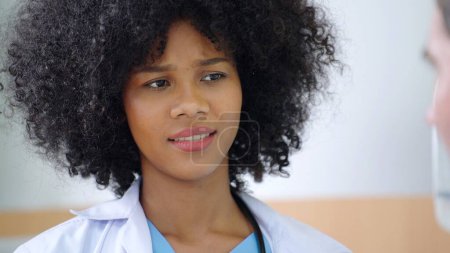 Téléchargez les photos : Gros plan sur la femme afro-américaine médecin à l'écoute des problèmes du patient à l'hôpital - en image libre de droit