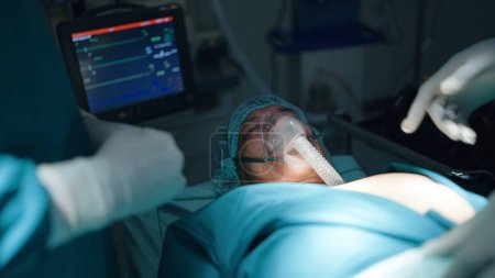 Foto de Médico cirujano paciente muerto cubriendo la cara en la cama terminado operar en la sala de emergencias en el hospital, la cirugía falló concepto - Imagen libre de derechos