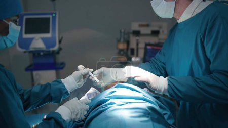 Foto de Equipo de cirujanos haciendo cirugía en quirófano del hospital - Imagen libre de derechos