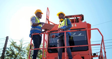 Téléchargez les photos : Deux homme noir africain ingénieur contrôle conteneur de contrôle de fret pour l'importation et l'exportation, soutien logistique concept de transport - en image libre de droit