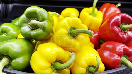 Téléchargez les photos : Poivrons frais légumes bio au supermarché - en image libre de droit