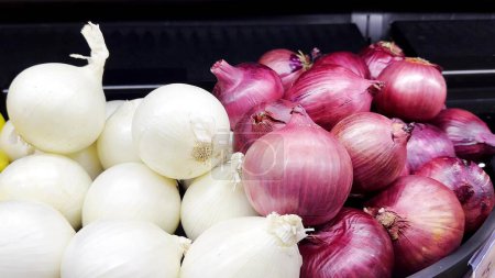 Téléchargez les photos : Oignons violets et oignons blancs doux espagnols au supermarché - en image libre de droit