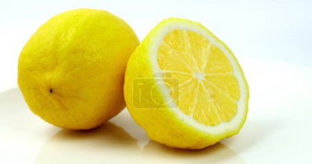 Téléchargez les photos : Citronnelle jaune agrumes avec des fruits de citron demi tourné sur fond blanc - en image libre de droit