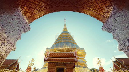 Foto de Wat Phrathat Doi Suthep El monumento más famoso de la provincia de Chiangmai, Tailandia - Imagen libre de derechos