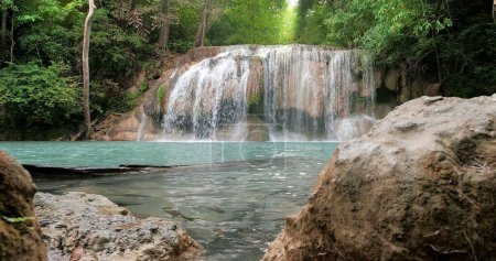 Téléchargez les photos : Cascade eau émeraude claire pour les vacances se détendre Voyage dans la jungle verte ou la forêt à la cascade Erawan, Erawan National Park à Kanchanaburi, Thaïlande - en image libre de droit