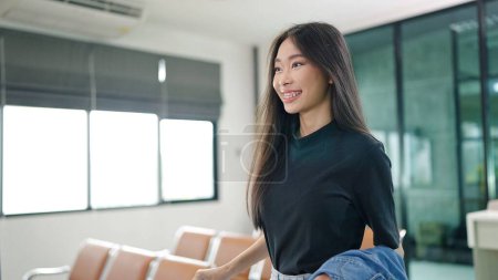 Foto de Hermosa joven turista asiática sonriendo con el equipaje en el aeropuerto. Concepto de pasajero aéreo - Imagen libre de derechos