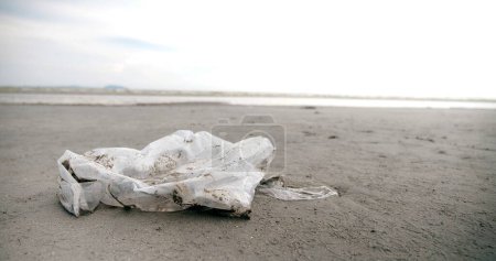 Foto de Cerca de bolsas de plástico usado basura en la playa. Derecho de sociedades, Derecho de sociedades, Derecho de sociedades - Imagen libre de derechos
