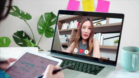 Foto de Mujer de negocios asiática en la pantalla del ordenador portátil, videoconferencia con colega. Información en línea, conferencia digital. Concepto de negocio y tecnología - Imagen libre de derechos
