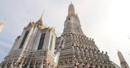 Foto de Phra Prang de Wat Arun y el Ubosot, templo de Arun Bangkok Tailandia. Hermosa y antigua - Imagen libre de derechos