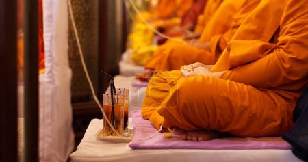 Foto de Monje meditando oren juntos en saludo. El monje budista vipassana medita para calmar la mente. Concepto religioso - Imagen libre de derechos