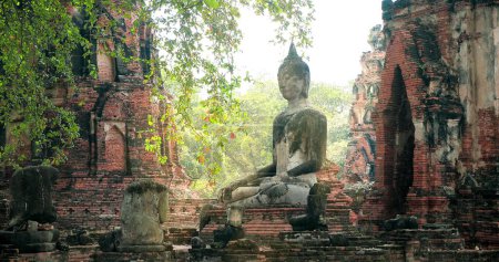 Foto de Antiguas estatuas de buda en Wat Mahathat antigua capital de Sukhothai Tailandia. El Parque Histórico de Sukhothai es el patrimonio mundial de la UNESCO. Increíble concepto de viaje Tailandia - Imagen libre de derechos