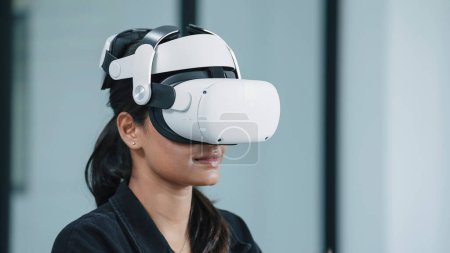 Téléchargez les photos : Visage rapproché de la jeune femme portant des lunettes de réalité virtuelle VR. Femme obtenir de l'expérience en utilisant VR-casque lunettes de réalité virtuelle. Concept de simulation et métaverse - en image libre de droit