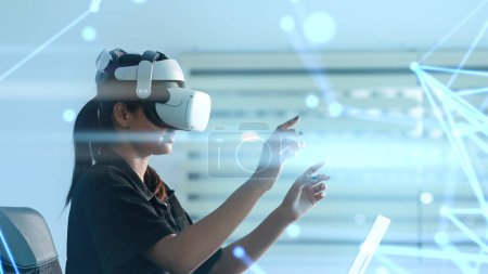 Foto de Las mujeres que usan gafas VR posando el dedo señalando y tocando el aire conectándose al sistema metaverso de Internet con pantalla holográfica. Tecnología digital del futuro. Concepto de realidad virtual - Imagen libre de derechos