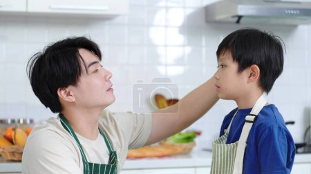 Foto de Asiático padre soltero habló con su hijo y suavemente acarició la cabeza. Feliz asiática familia concepto - Imagen libre de derechos