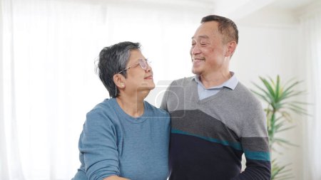 Foto de Asiática pareja mayor pasar tiempo juntos en casa. Pareja mayor disfrutar del momento de amor. Dulce pareja de ancianos. Asiática pareja senior estilo de vida - Imagen libre de derechos