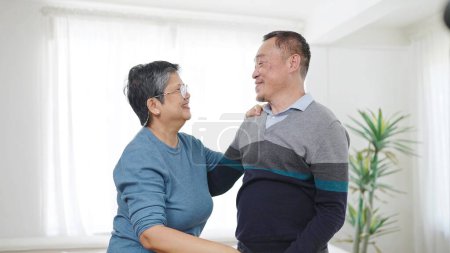 Foto de Asiática pareja mayor pasar tiempo juntos en casa. Pareja mayor disfrutar del momento de amor. Dulce pareja de ancianos. Asiática pareja senior estilo de vida - Imagen libre de derechos